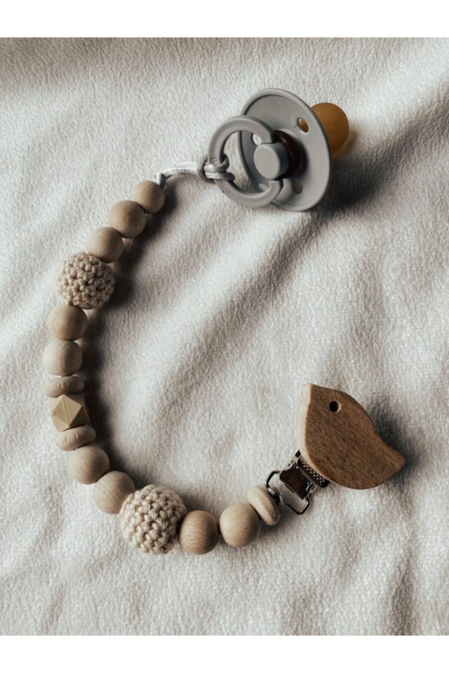 Kuş Detaylı Krem Örgü Detaylı Doğal Ahşap Bebek Emzik Zinciri
