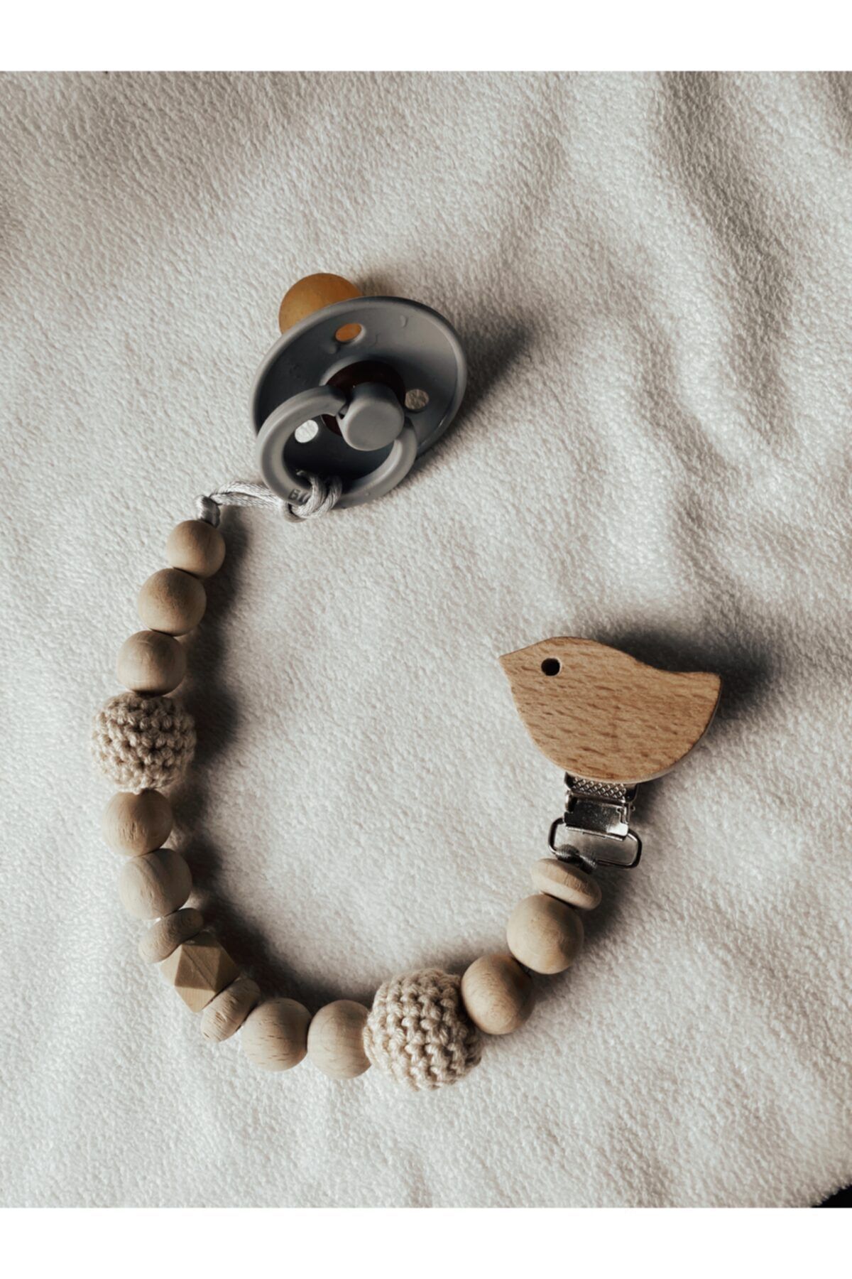 Kuş Detaylı Krem Örgü Detaylı Doğal Ahşap Bebek Emzik Zinciri