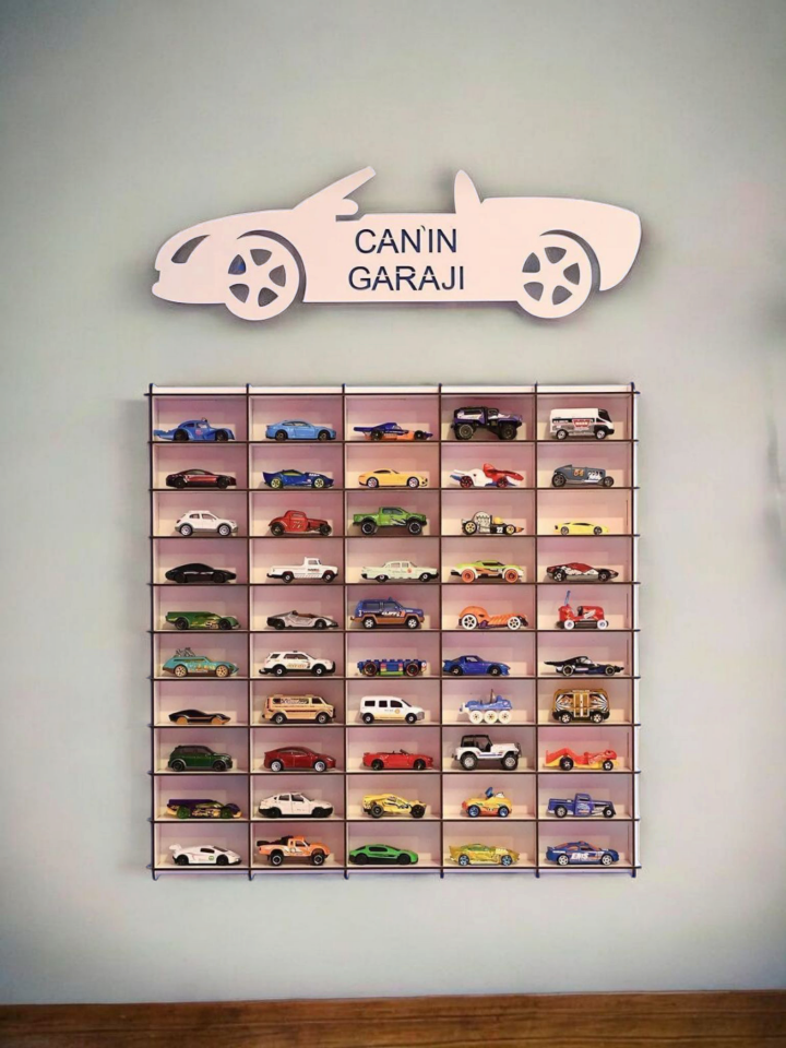 Kişiye Özel İsimli Garajlı Araba Rafı 50'li Beyaz Renk (HOTWHEELS VE MATCBOX ARABALARI IÇİN UYGUNDUR)