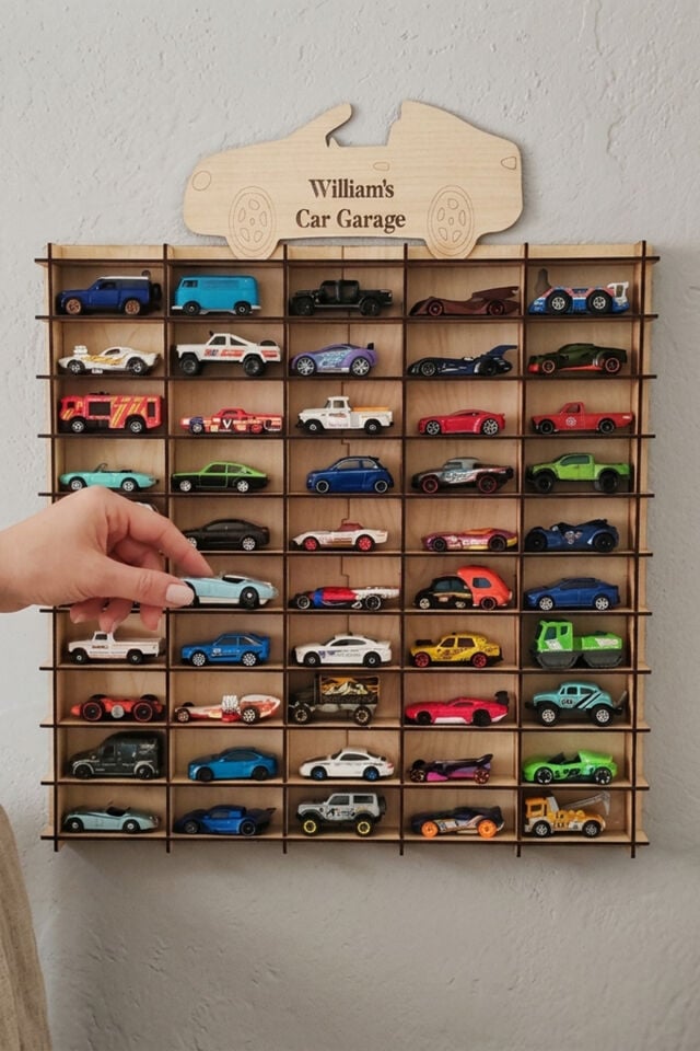 Kişiye Özel İsimlikli Araba Rafı 50'li Banu Renk (HOTWHEELS VE MATCBOX ARABALARI IÇİN UYGUNDUR)