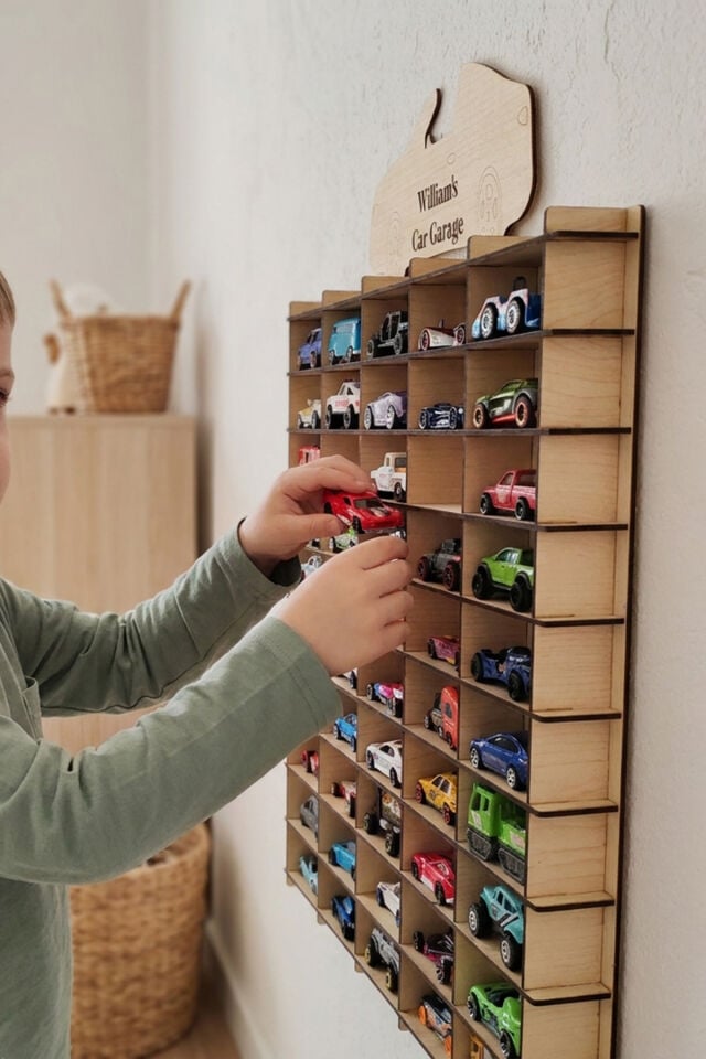 Kişiye Özel İsimlikli Araba Rafı 50'li Banu Renk (HOTWHEELS VE MATCBOX ARABALARI IÇİN UYGUNDUR)