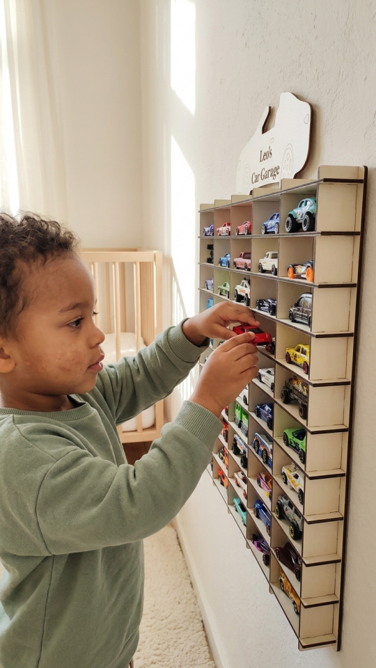 Kişiye Özel İsimlikli Araba Rafı 50'li Beyaz Renk (HOTWHEELS VE MATCBOX ARABALARI IÇİN UYGUNDUR)