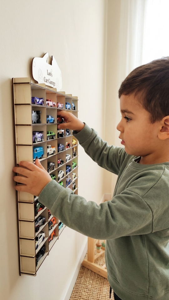 Kişiye Özel İsimlikli Araba Rafı 50'li Beyaz Renk (HOTWHEELS VE MATCBOX ARABALARI IÇİN UYGUNDUR)
