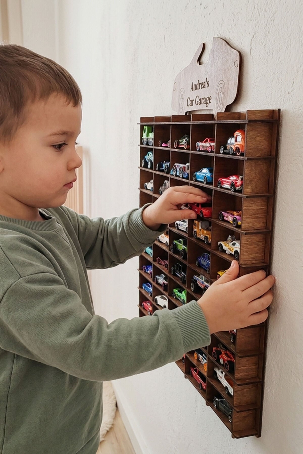 Kişiye Özel İsimlikli Araba Rafı 50'li Ahşap Renk (HOTWHEELS VE MATCBOX ARABALARI IÇİN UYGUNDUR)