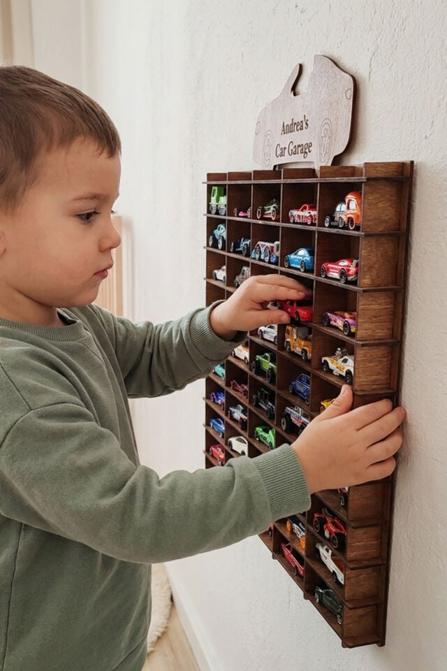 Kişiye Özel İsimlikli Araba Rafı 50'li Ahşap Renk (HOTWHEELS VE MATCBOX ARABALARI IÇİN UYGUNDUR)