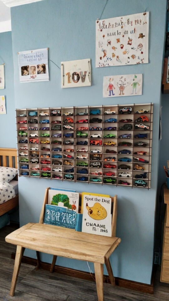 Kişiye Özel İsimlikli 100 Araç Kapasiteli Beyaz İsimli Araba Rafı - Dekoratif Çocuk Odası Oyuncak Organizer (HOTWHEELS VE MATCBOX ARABALARI IÇİN UYGUNDUR)