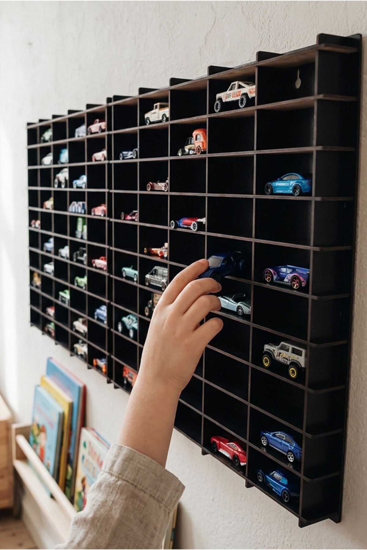Kişiye Özel İsimlikli 100 Araç Kapasiteli İsimli Siyah Renk Araba Rafı - Dekoratif Çocuk Odası Oyuncak Organizer (HOTWHEELS VE MATCBOX ARABALARI IÇİN UYGUNDUR)